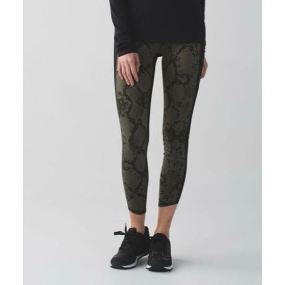 Lululemon beyond boundaries green snake print leggings 10 - Picture 1 of 16